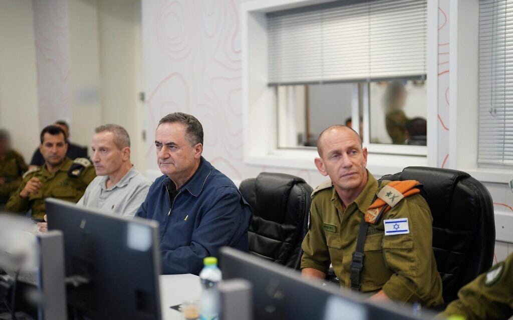 מפקד פיקוד העורף רפי מילוא (מימין), שר הביטחון ישראל כ"ץ ומנכ"ל משרד הביטחון אמיר ברעם במפקדת פיקוד העורף, 18 ביוני 2025 (צילום: אריאל חרמוני, משרד הביטחון) מפקד פיקוד העורף רפי מילוא (מימין), שר הביטחון ישראל כ"ץ ומנכ"ל משרד הביטחון אמיר ברעם במפקדת פיקוד העורף, 18 ביוני 2025 (צילום: אריאל חרמוני, משרד הביטחון)