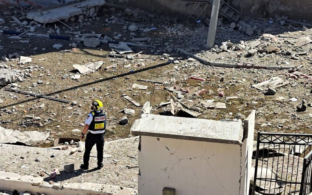 זירת פגיעת איראני טיל בחיפה. 20 ביוני 2025 (צילום: מד״א) זירת פגיעת איראני טיל בחיפה. 20 ביוני 2025 (צילום: מד״א)
