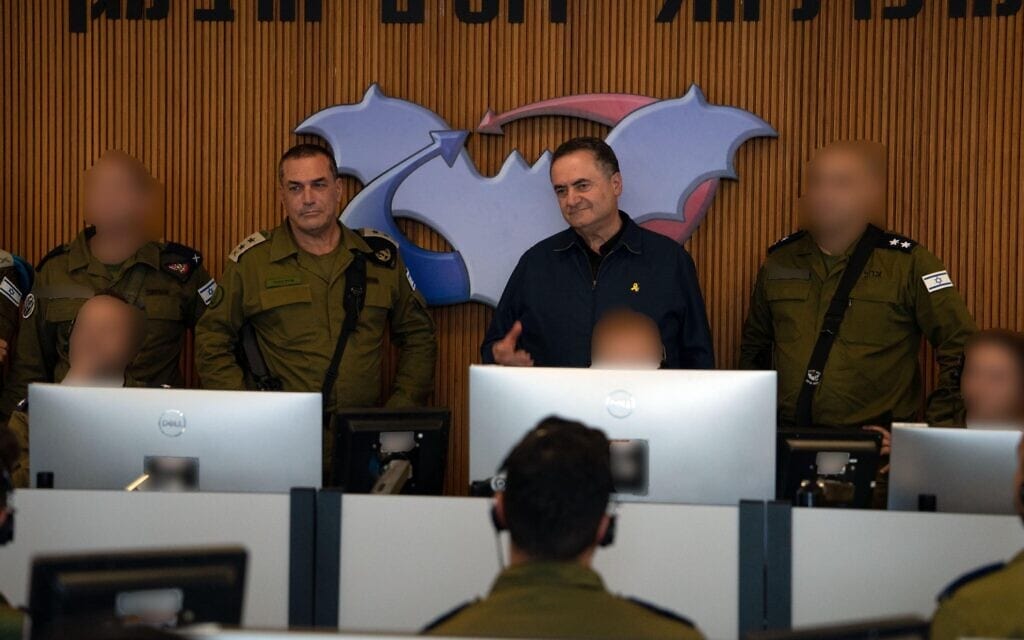 שר הביטחון ישראל כ״ץ לצד הרמטכ״ל אייל זמיר. 20 ביוני 2025 (צילום: אריאל חרמוני, משרד הביטחון) שר הביטחון ישראל כ״ץ לצד הרמטכ״ל אייל זמיר. 20 ביוני 2025 (צילום: אריאל חרמוני, משרד הביטחון)