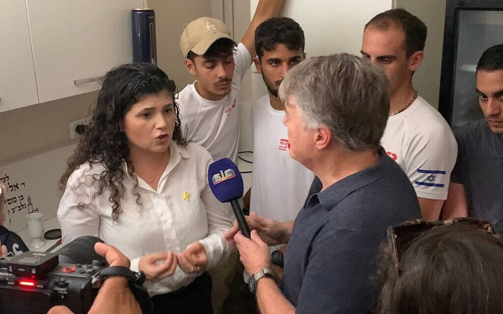סגנית שר החוץ שרן השכל מתראיינת במרחב מוגן בנס ציונה. 23 ביוני 2025 (צילום: שרן השכל) סגנית שר החוץ שרן השכל מתראיינת במרחב מוגן בנס ציונה. 23 ביוני 2025 (צילום: שרן השכל)