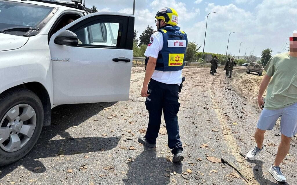 זירת פגיעת טיל איראני בדרום. 23 ביוני 2025 (צילום: מד״א) זירת פגיעת טיל איראני בדרום. 23 ביוני 2025 (צילום: מד״א)