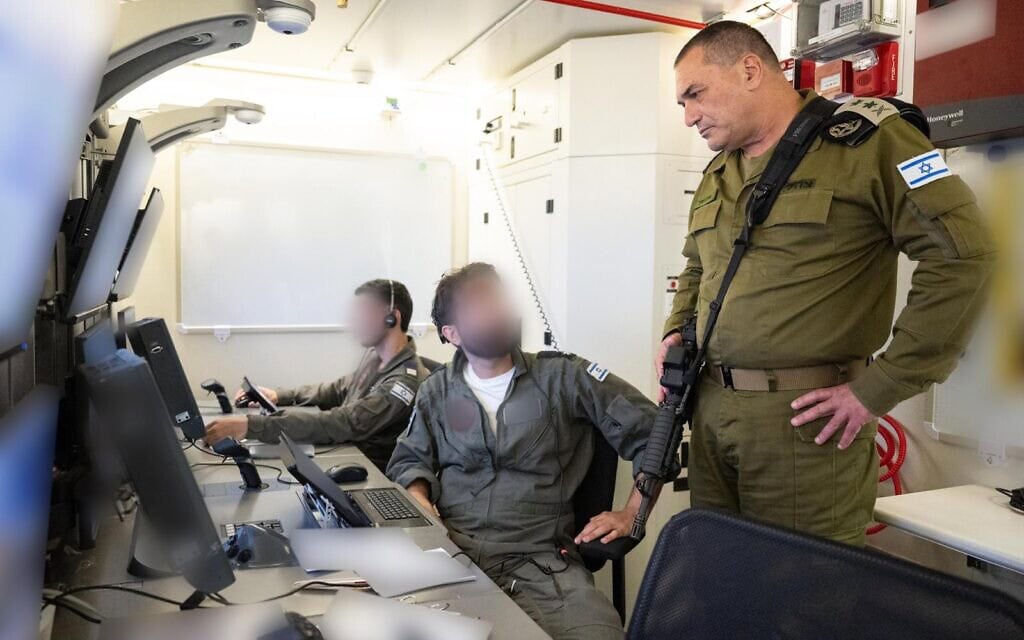 הרמטכ״ל רא״ל אייל זמיר במפגש עם אנשי צוות אוויר וטכנאים לאחר התקיפות באיראן. 14 ביוני 2025 (צילום: דובר צה״ל ) הרמטכ״ל רא״ל אייל זמיר במפגש עם אנשי צוות אוויר וטכנאים לאחר התקיפות באיראן. 14 ביוני 2025 (צילום: דובר צה״ל )