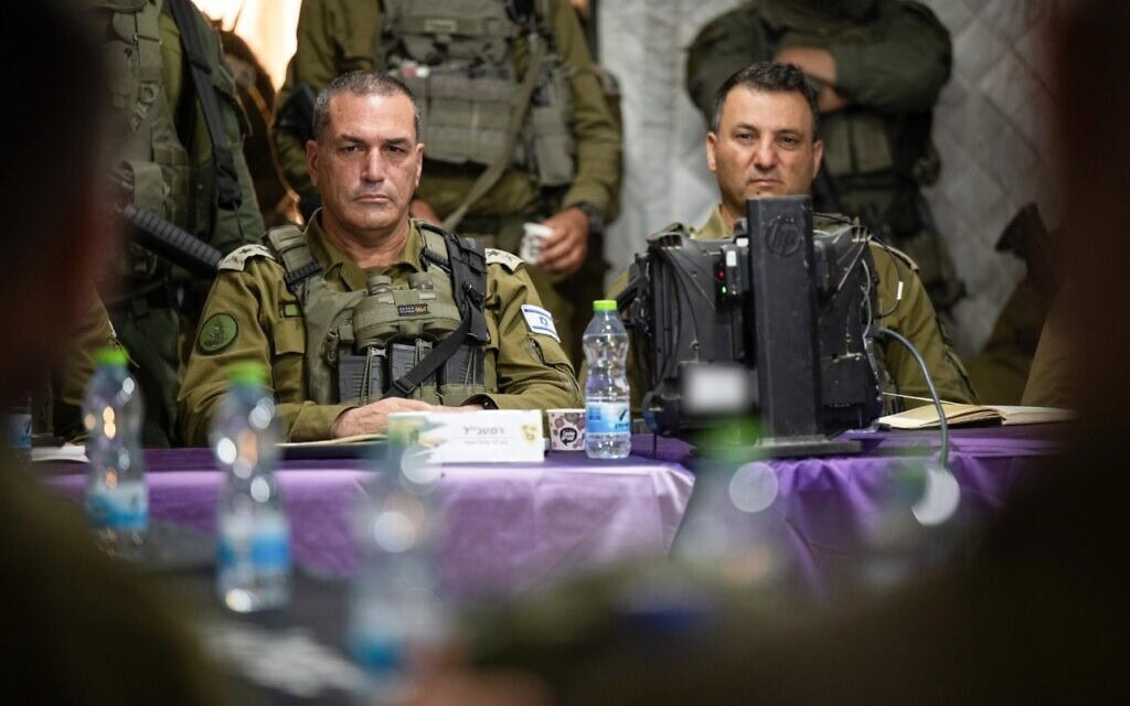 הרמטכ"ל, רב-אלוף אייל זמיר (משמאל), ומפקד פיקוד הדרום, אלוף יניב עשור, מקיימים הערכת מצב בעזה, 27 ביוני 2025 (צילום: דובר צה"ל) הרמטכ"ל, רב-אלוף אייל זמיר (משמאל), ומפקד פיקוד הדרום, אלוף יניב עשור, מקיימים הערכת מצב בעזה, 27 ביוני 2025 (צילום: דובר צה"ל)