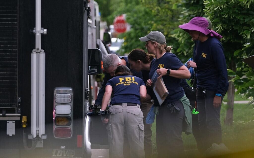 צוות של ה-FBI חוקר את התקיפה נגד מפגינים שקראו לשחרור החטופים בעזה, בזירת האירוע ברחוב פרל בבולדר, קולורדו, ב-1 ביוני 2025 (צילום: Eli Imadali / AFP) צוות של ה-FBI חוקר את התקיפה נגד מפגינים שקראו לשחרור החטופים בעזה, בזירת האירוע ברחוב פרל בבולדר, קולורדו, ב-1 ביוני 2025 (צילום: Eli Imadali / AFP)