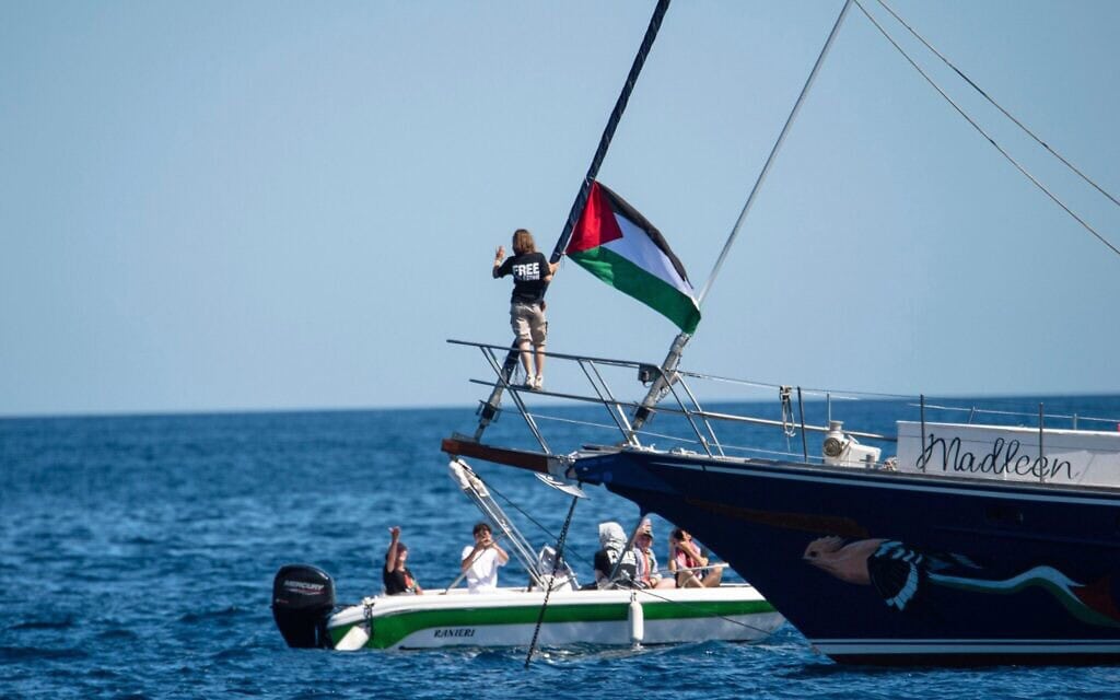 ChatGPT said:
פעילת האקלים גרטה טונברג עומדת סמוך לדגל פלסטין לאחר שעלתה על סיפון הסירה "מדלין", לפני ההפלגה לעזה יחד עם פעילי קואליציית משט החירות, מנמל קטניה שבסיציליה, איטליה, 1 ביוני 2025 (צילום: AP Photo/Salvatore Cavalli) ChatGPT said:
פעילת האקלים גרטה טונברג עומדת סמוך לדגל פלסטין לאחר שעלתה על סיפון הסירה "מדלין", לפני ההפלגה לעזה יחד עם פעילי קואליציית משט החירות, מנמל קטניה שבסיציליה, איטליה, 1 ביוני 2025 (צילום: AP Photo/Salvatore Cavalli)