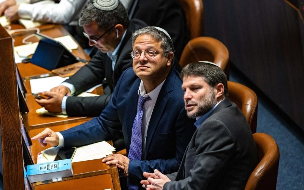 יו"ר מפלגת הציונות הדתית, ח"כ בצלאל סמוטריץ' (מימין), עם יו"ר עוצמה יהודית, ח"כ איתמר בן גביר, בהצבעה בכנסת בירושלים, 28 בדצמבר 2022 (צילום: אוליבייה פיטוסי/פלאש90) יו"ר מפלגת הציונות הדתית, ח"כ בצלאל סמוטריץ' (מימין), עם יו"ר עוצמה יהודית, ח"כ איתמר בן גביר, בהצבעה בכנסת בירושלים, 28 בדצמבר 2022 (צילום: אוליבייה פיטוסי/פלאש90)