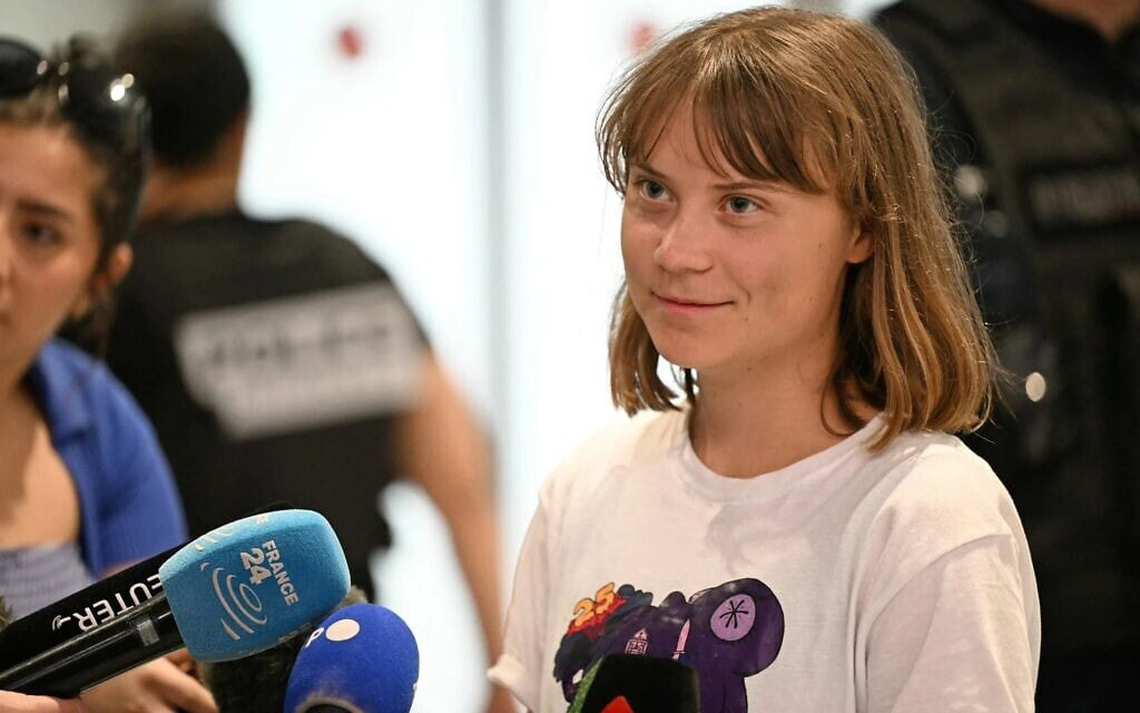 גרטה תונברג עם נחיתתה בצרפת לאחר שגורשה מישראל, 10 ביוני 2025 (צילום: Hugo MATHY / AFP) גרטה תונברג עם נחיתתה בצרפת לאחר שגורשה מישראל, 10 ביוני 2025 (צילום: Hugo MATHY / AFP)