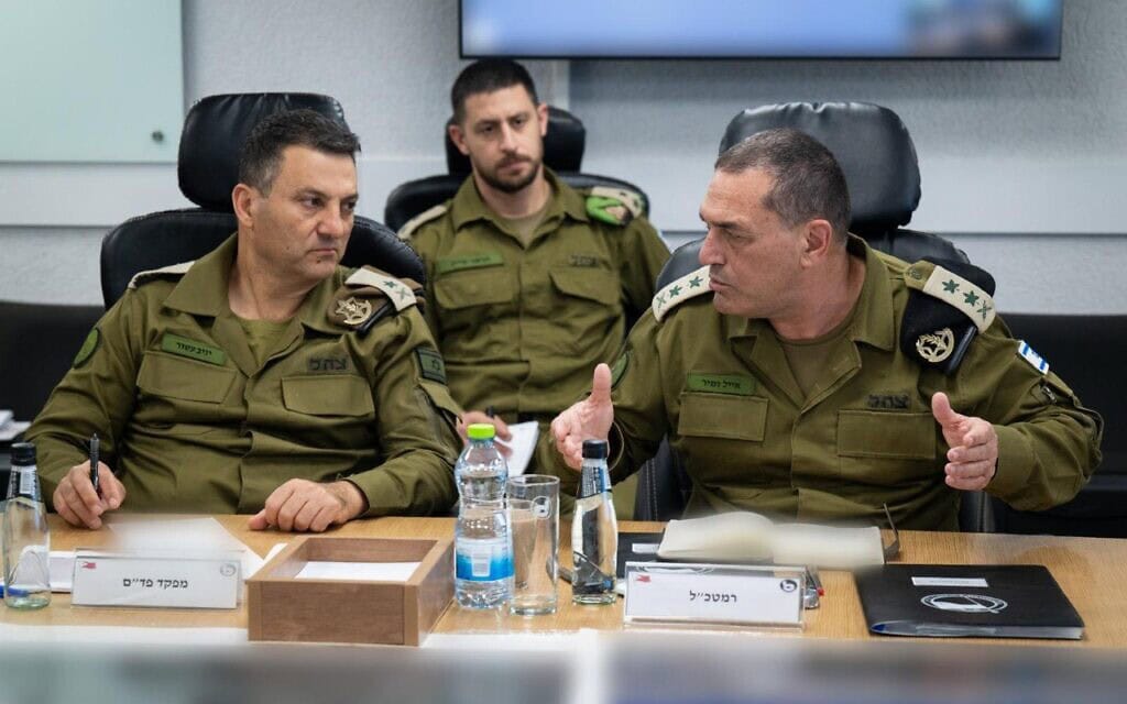 הרמטכ"ל אייל זמיר ואלוף פיקוד דרום יניב עשור. 6 ביוני 2025 (צילום: דובר צה"ל) הרמטכ"ל אייל זמיר ואלוף פיקוד דרום יניב עשור. 6 ביוני 2025 (צילום: דובר צה"ל)