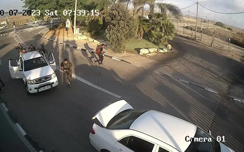 פלישת חמאס במצלמת אבטחה במושב יכיני ב-7 באוקטובר 2023 פלישת חמאס במצלמת אבטחה במושב יכיני ב-7 באוקטובר 2023