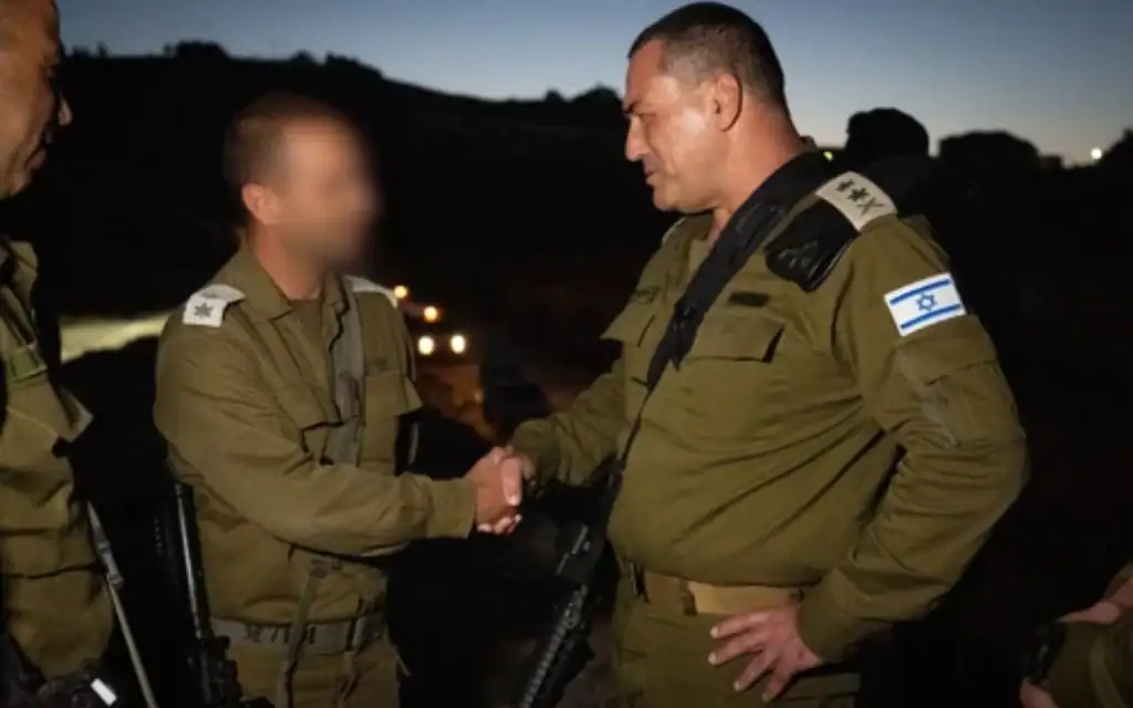 הרמטכ״ל רא״ל אייל זמיר לוחץ את ידו של מפקד גדוד 7114, סא"ל ג', לאחר מתקפת המתנחלים. 28 ביוני 2025 (צילום: דובר צה״ל) הרמטכ״ל רא״ל אייל זמיר לוחץ את ידו של מפקד גדוד 7114, סא"ל ג', לאחר מתקפת המתנחלים. 28 ביוני 2025 (צילום: דובר צה״ל)