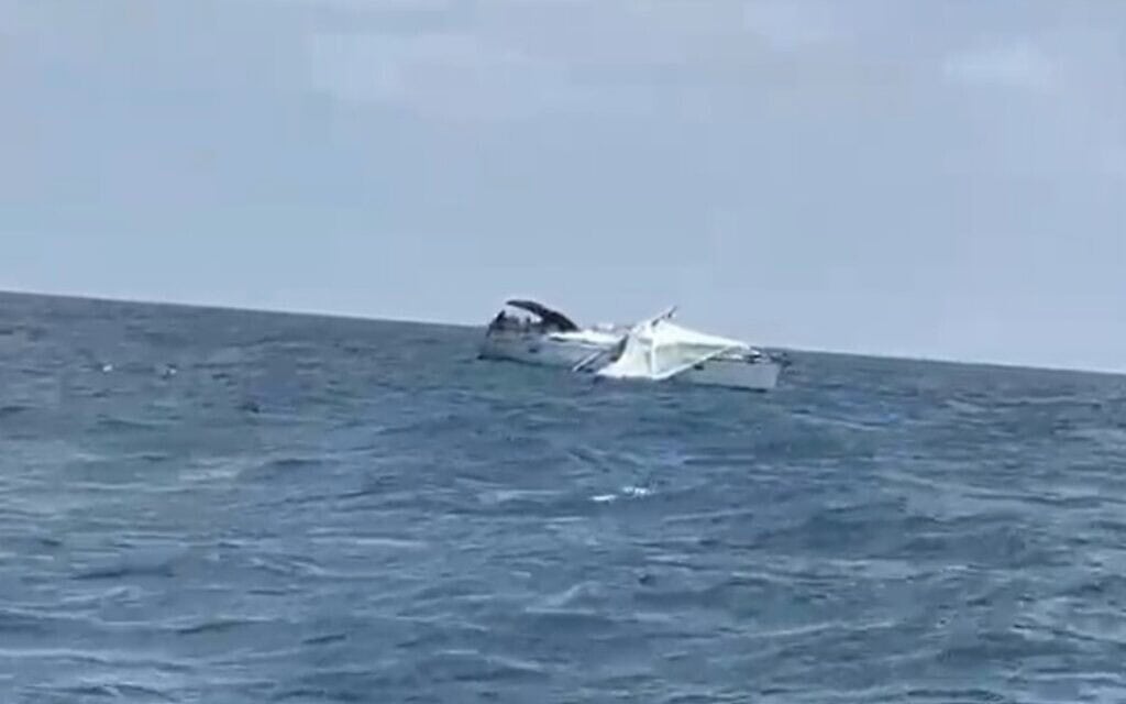 יאכטה שנקלעה למצוקה, כשעליה ישראלים שעשו דרכם ארצה מקפריסין, 22 ביוני 2025 (צילום: מתוך סרטון שפרסמה המשטרה) יאכטה שנקלעה למצוקה, כשעליה ישראלים שעשו דרכם ארצה מקפריסין, 22 ביוני 2025 (צילום: מתוך סרטון שפרסמה המשטרה)