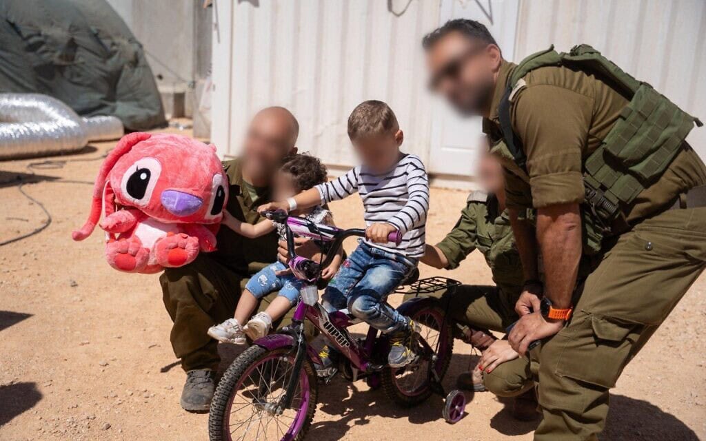 פתיחת המתקן הקדמי הנייד למיון וטיפול בפצועים בסוריה. יולי 2025 (צילום: דובר צה״ל ) פתיחת המתקן הקדמי הנייד למיון וטיפול בפצועים בסוריה. יולי 2025 (צילום: דובר צה״ל )