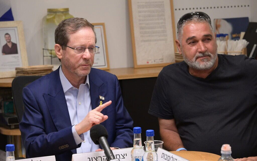 נשיא המדינה יצחק הרצוג יחד עם איציק, אביו של החטוף רן גואילי, ב-31 ביולי 2025 (צילום: עמוס בן גרשום/ לע״מ) נשיא המדינה יצחק הרצוג יחד עם איציק, אביו של החטוף רן גואילי, ב-31 ביולי 2025 (צילום: עמוס בן גרשום/ לע״מ)