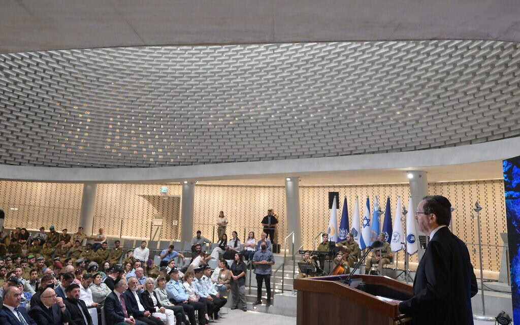 הנשיא יצחק הרצוג נושא דברים בטקס לזכרם של חללי מלחמת לבנון השנייה. 10 ביולי 2025 (צילום: עמוס בן גרשום/ לע״מ) הנשיא יצחק הרצוג נושא דברים בטקס לזכרם של חללי מלחמת לבנון השנייה. 10 ביולי 2025 (צילום: עמוס בן גרשום/ לע״מ)