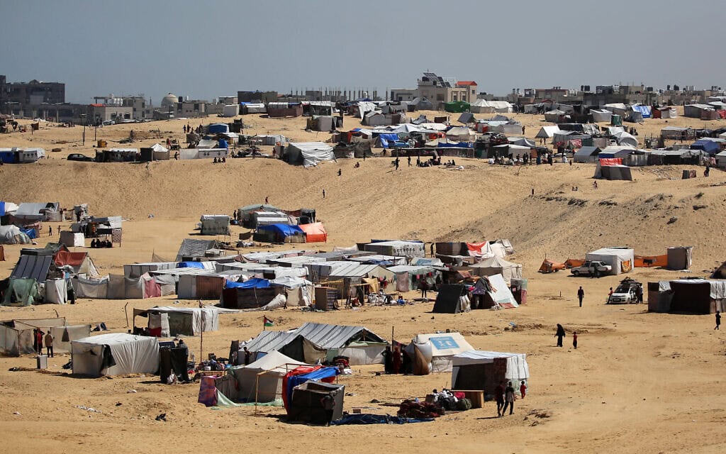 עקורים פלסטינים במוואסי, דרום רצועת עזה. 9 במאי 2025 (צילום: Photo by AFP) עקורים פלסטינים במוואסי, דרום רצועת עזה. 9 במאי 2025 (צילום: Photo by AFP)