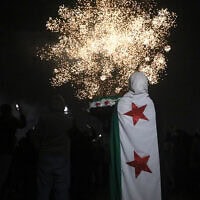 סורים צופים בזיקוקים במהלך חגיגות ערב השנה החדשה בדמשק, 31 בדצמבר 2024 (צילום: Abdulaziz KETAZ / AFP) סורים צופים בזיקוקים במהלך חגיגות ערב השנה החדשה בדמשק, 31 בדצמבר 2024 (צילום: Abdulaziz KETAZ / AFP)