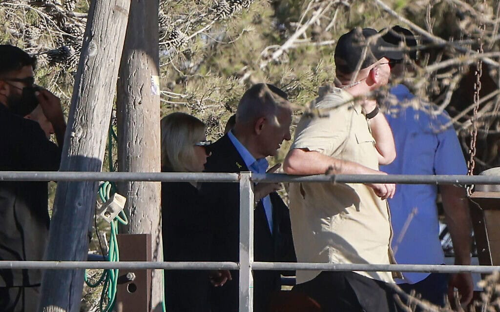 ראש הממשלה בנימין נתניהו ואשתו שרה נתניהו בקיבוץ ניר עוז, 3 ביולי 2025 (צילום: Menahem KAHANA / AFP) ראש הממשלה בנימין נתניהו ואשתו שרה נתניהו בקיבוץ ניר עוז, 3 ביולי 2025 (צילום: Menahem KAHANA / AFP)