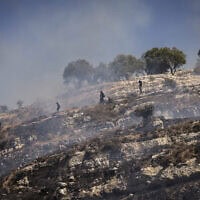 מתנחלים רעולי פנים יורדים בגבעה בעוד פלסטינים מנסים להרחיקם, בכפר סינג'יל ב־4 ביולי 2025 (צילום: JOHN WESSELS / AFP) מתנחלים רעולי פנים יורדים בגבעה בעוד פלסטינים מנסים להרחיקם, בכפר סינג'יל ב־4 ביולי 2025 (צילום: JOHN WESSELS / AFP)