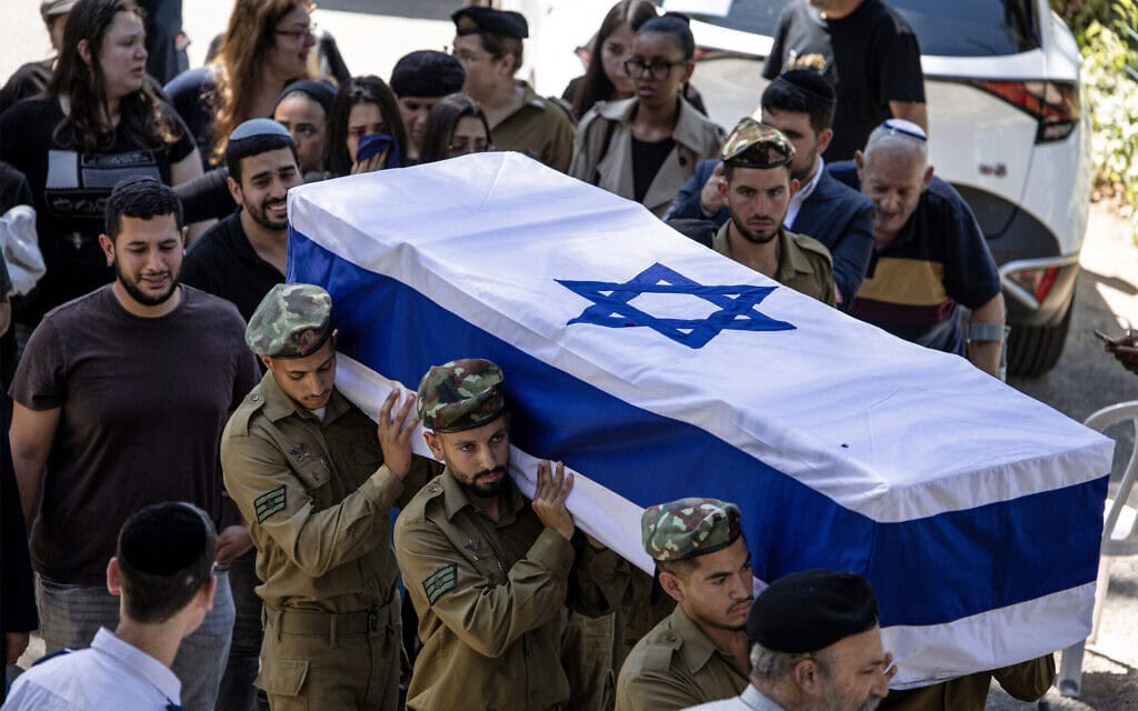 חיילי חטיבת כפיר נושאים את ארונו של חלל צה"ל נועם אהרון מסגדיאן בעת הלווייתו בהר הרצל בירושלים, 8 ביולי 2025 (צילום: JOHN WESSELS / AFP) חיילי חטיבת כפיר נושאים את ארונו של חלל צה"ל נועם אהרון מסגדיאן בעת הלווייתו בהר הרצל בירושלים, 8 ביולי 2025 (צילום: JOHN WESSELS / AFP)