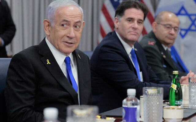 ראש הממשלה בנימין נתניהו (משמאל) ורון דרמר, בפגישה עם שר ההגנה האמריקאי פיט הגסת' בפנטגון, 9 ביולי 2025. (צילום: Chip Somodevilla/Getty Images/AFP) ראש הממשלה בנימין נתניהו (משמאל) ורון דרמר, בפגישה עם שר ההגנה האמריקאי פיט הגסת' בפנטגון, 9 ביולי 2025. (צילום: Chip Somodevilla/Getty Images/AFP)