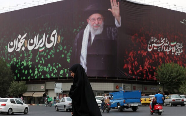שלט שעליו דיוקנו של המנהיג העליון עלי חמינאי והכיתוב בפרסית: "שירי, הו איראן", בכיכר אנקלאב בטהרן, 9 ביולי 2025 (צילום: AFP) שלט שעליו דיוקנו של המנהיג העליון עלי חמינאי והכיתוב בפרסית: "שירי, הו איראן", בכיכר אנקלאב בטהרן, 9 ביולי 2025 (צילום: AFP)