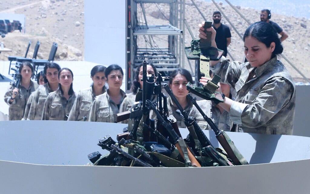 ChatGPT said:
לוחמי המחתרת הכורדית (PKK) עומדים בתור כדי להניח את נשקם בבור, במהלך טקס שנערך ב־11 ביולי 2025 (צילום: Shwan MOHAMMED / AFP) ChatGPT said:
לוחמי המחתרת הכורדית (PKK) עומדים בתור כדי להניח את נשקם בבור, במהלך טקס שנערך ב־11 ביולי 2025 (צילום: Shwan MOHAMMED / AFP)