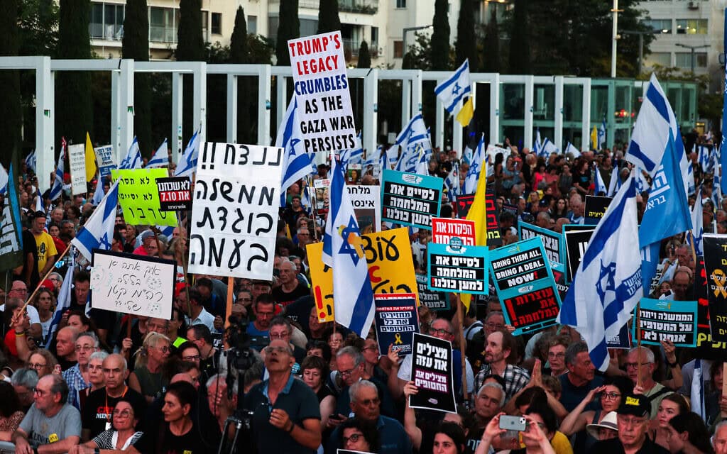 מפגינים בתל אביב לוקחים חלק במחאה הקוראת לסיים את המלחמה המתחוללת ברצועת עזה, 24 ביולי 2025 (צילום: Ahmad GHARABLI / AFP) מפגינים בתל אביב לוקחים חלק במחאה הקוראת לסיים את המלחמה המתחוללת ברצועת עזה, 24 ביולי 2025 (צילום: Ahmad GHARABLI / AFP)