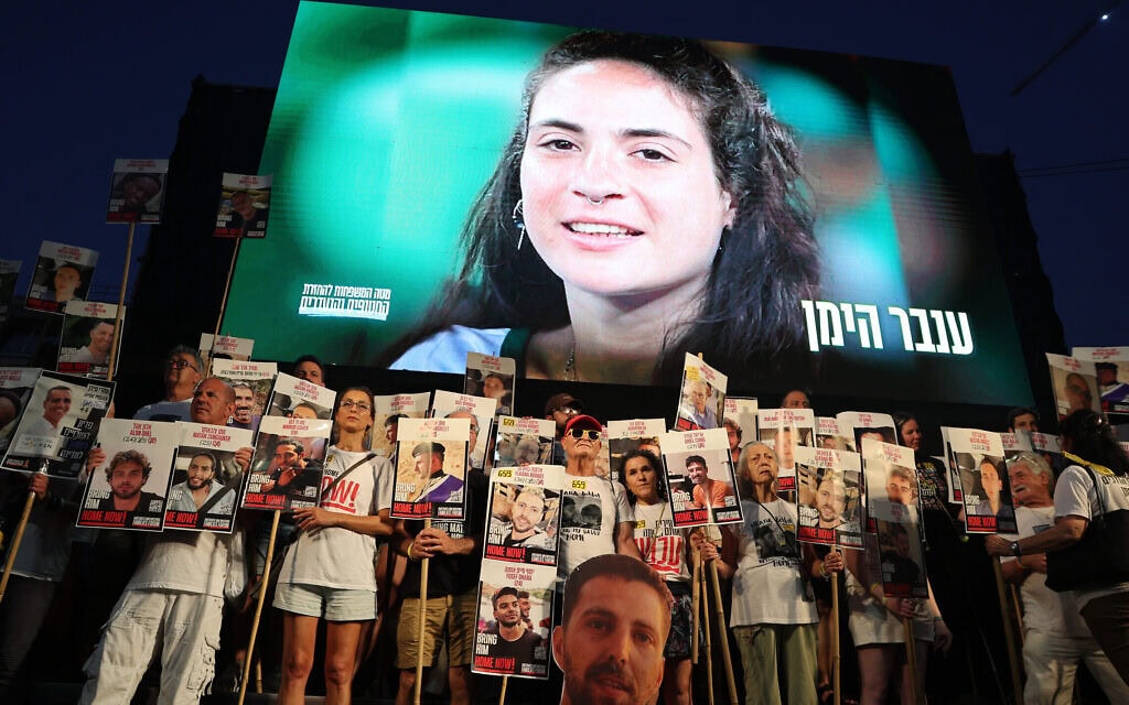 תמונתה של ענבר הימן, שגופתה מוחזקת ברצועת עזה, מוצגת על המסך בהפגנה בתל אביב למען שחרור החטופים, 26 ביולי 2025 (צילום: Jack GUEZ / AFP)