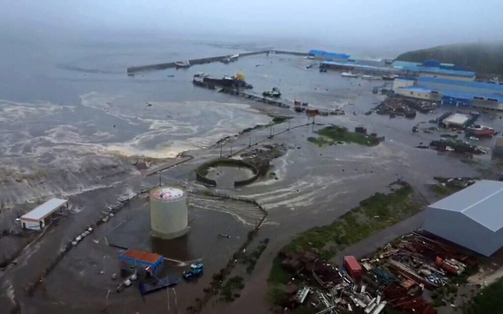 העיירה סברו־קורילסק שבאי פאראמושיר, בצפון איי קוריל הרוסיים, לאחר שנפגעה מגלי צונאמי, 30 ביולי 2025 (צילום: Handout / Geophysical Service of the Russian Academy of Sciences / AFP)