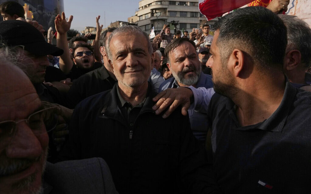 נשיא איראן מסעוד פזשכיאן משתתף בהפגנה בטהרן בעקבות תקיפות ארה"ב על אתרים גרעיניים במדינה, 22 ביוני 2025 (צילום: AP Photo/Vahid Salemi) נשיא איראן מסעוד פזשכיאן משתתף בהפגנה בטהרן בעקבות תקיפות ארה"ב על אתרים גרעיניים במדינה, 22 ביוני 2025 (צילום: AP Photo/Vahid Salemi)