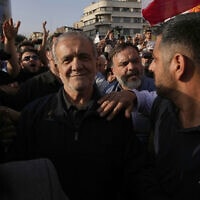 נשיא איראן מסעוד פזשכיאן משתתף בהפגנה בטהרן בעקבות תקיפות ארה"ב על אתרים גרעיניים במדינה, 22 ביוני 2025