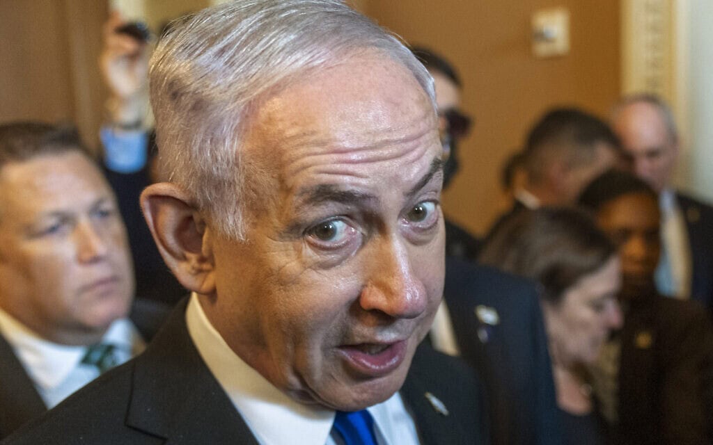 ראש הממשלה בנימין נתניהו משוחח עם עיתונאים לפני פגישה עם מחוקקים בגבעת הקפיטול בוושינגטון, 9 ביולי 2025 (צילום: AP Photo/Manuel Balce Ceneta) ראש הממשלה בנימין נתניהו משוחח עם עיתונאים לפני פגישה עם מחוקקים בגבעת הקפיטול בוושינגטון, 9 ביולי 2025 (צילום: AP Photo/Manuel Balce Ceneta)