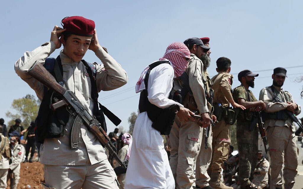 לוחמים בדואים מתקהלים בזמן שכוחות ביטחון של ממשלת סוריה מונעים מהם להיכנס למחוז סווידא ולטבוח באזרחים הדרוזים, 20 ביולי 2025 (צילום: AP Photo/Omar Sanadiki) לוחמים בדואים מתקהלים בזמן שכוחות ביטחון של ממשלת סוריה מונעים מהם להיכנס למחוז סווידא ולטבוח באזרחים הדרוזים, 20 ביולי 2025 (צילום: AP Photo/Omar Sanadiki)