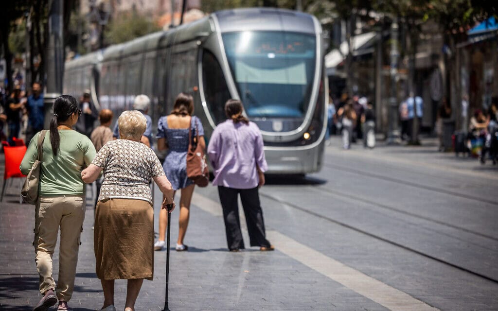 מטפלת סיעודית וקשישה בירושלים. 2 ביולי 2023 (צילום: נתי שוחט/פלאש90) מטפלת סיעודית וקשישה בירושלים. 2 ביולי 2023 (צילום: נתי שוחט/פלאש90)