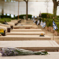 חיילים מניחים דגלים על קברי חללי צה"ל בבית העלמין הצבאי בקריית שמונה, 29 באפריל 2025 (צילום: אייל מרגולין/פלאש90) חיילים מניחים דגלים על קברי חללי צה"ל בבית העלמין הצבאי בקריית שמונה, 29 באפריל 2025 (צילום: אייל מרגולין/פלאש90)