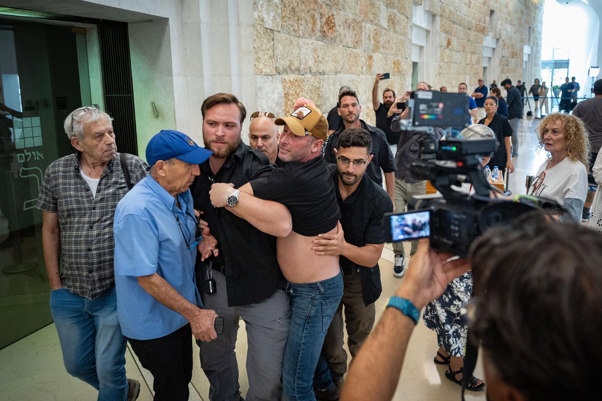 מאבטחים מפנים מפגין במהלך דיון בעתירות הנוגעות לאופן מינוי ראש שב"כ, בבית המשפט העליון בירושלים. 1 ביולי 2025 (צילום: יונתן זינדל/פלאש90)