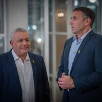 מתן כהנא וגדי איזנקוט לפני מסיבת העיתונאים של איזנקוט בעקבות פרישתו מהמחנה הממלכתי, 1 ביולי 2025 (צילום: אריק מרמור/פלאש90) מתן כהנא וגדי איזנקוט לפני מסיבת העיתונאים של איזנקוט בעקבות פרישתו מהמחנה הממלכתי, 1 ביולי 2025 (צילום: אריק מרמור/פלאש90)