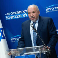 אביגדור ליברמן בישיבת סיעת ישראל ביתנו, 7 ביולי 2025 (צילום: יונתן זינדל/פלאש90) אביגדור ליברמן בישיבת סיעת ישראל ביתנו, 7 ביולי 2025 (צילום: יונתן זינדל/פלאש90)