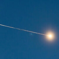An Israeli air defense system launches interceptor missiles toward an incoming missile fired from Yemen, as it seen from Jerusalem, July 10, 2025. Photo by Yonatan Sindel/Flash90 *** Local Caption *** תימן
טיל
בליסטי
חות'ים
טילים
טיל
מלחמה
ישראל An Israeli air defense system launches interceptor missiles toward an incoming missile fired from Yemen, as it seen from Jerusalem, July 10, 2025. Photo by Yonatan Sindel/Flash90 *** Local Caption *** תימן
טיל
בליסטי
חות'ים
טילים
טיל
מלחמה
ישראל