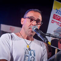 שורד השבי אלי שרעבי נואם בהפגנה למען שחרור החטופים, 12 ביולי 2025 (צילום: אבשלום ששוני/פלאש90) שורד השבי אלי שרעבי נואם בהפגנה למען שחרור החטופים, 12 ביולי 2025 (צילום: אבשלום ששוני/פלאש90)