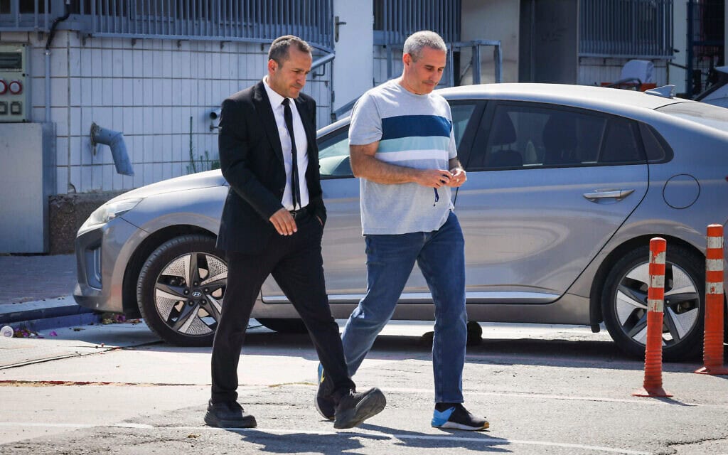 חנוך מילביצקי ופרקליטו אפרים דמרי מחוץ למשרדי להב 433 בלוד, 25 ביולי 2025 (צילום: רוי אלימה/פלאש90) חנוך מילביצקי ופרקליטו אפרים דמרי מחוץ למשרדי להב 433 בלוד, 25 ביולי 2025 (צילום: רוי אלימה/פלאש90)
