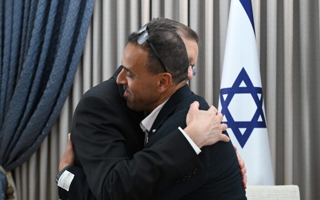 הנשיא יצחק הרצוג במפגש עם שורד השבי אלי שרעבי לרגל צאת ספרו. 10 ביולי 2025 (צילום: חיים צח/ לע״מ) הנשיא יצחק הרצוג במפגש עם שורד השבי אלי שרעבי לרגל צאת ספרו. 10 ביולי 2025 (צילום: חיים צח/ לע״מ)