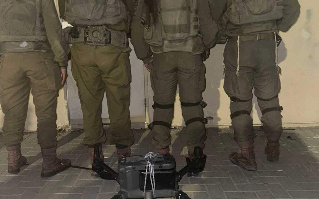 לוחמי צה״ל עם רחפן שסיכלו בגבול. 11 ביולי 2025 לוחמי צה״ל עם רחפן שסיכלו בגבול. 11 ביולי 2025