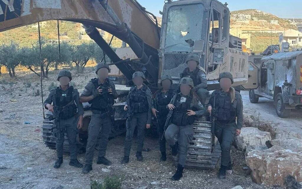חיילי מג״ב עם מחפר של צה״ל שנתפס בחווארה. 16 ביולי 2025 (צילום: דוברות המשטרה) חיילי מג״ב עם מחפר של צה״ל שנתפס בחווארה. 16 ביולי 2025 (צילום: דוברות המשטרה)