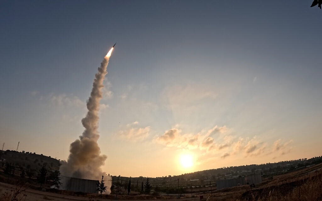 מערכת הגנה אווירית פועלת במהלך המבצע באיראן, יוני 2025 (צילום: דוברות משרד הביטחון) מערכת הגנה אווירית פועלת במהלך המבצע באיראן, יוני 2025 (צילום: דוברות משרד הביטחון)