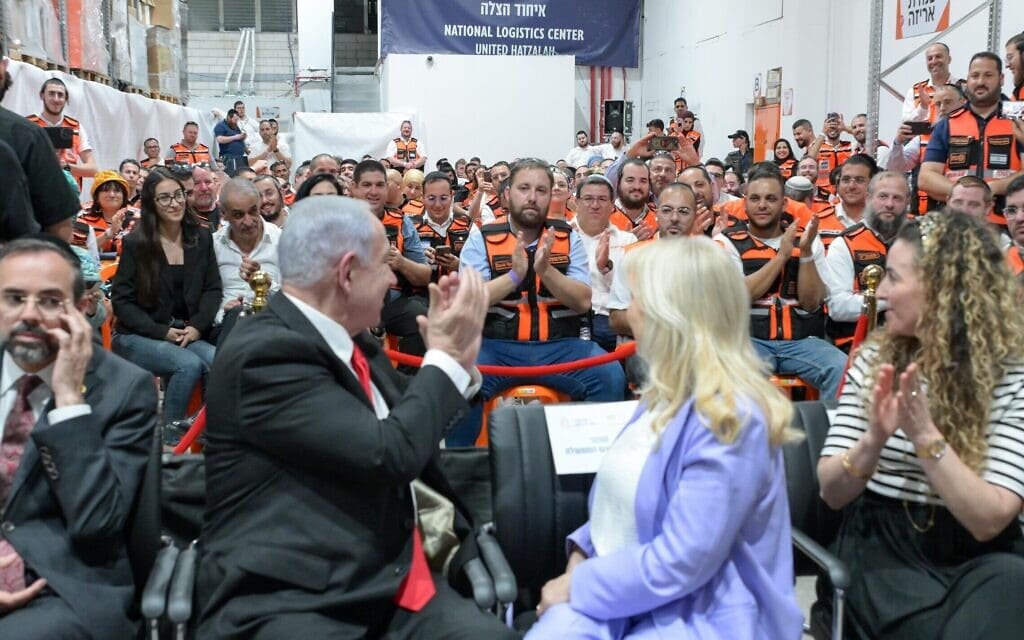 ראש הממשלה בנימין נתניהו ורעייתו שרה בחנוכת מרכז לוגיסטי של איחוד הצלה. 30 ביוני 2025 (צילום: מעיין טואף/ לע״מ) ראש הממשלה בנימין נתניהו ורעייתו שרה בחנוכת מרכז לוגיסטי של איחוד הצלה. 30 ביוני 2025 (צילום: מעיין טואף/ לע״מ)