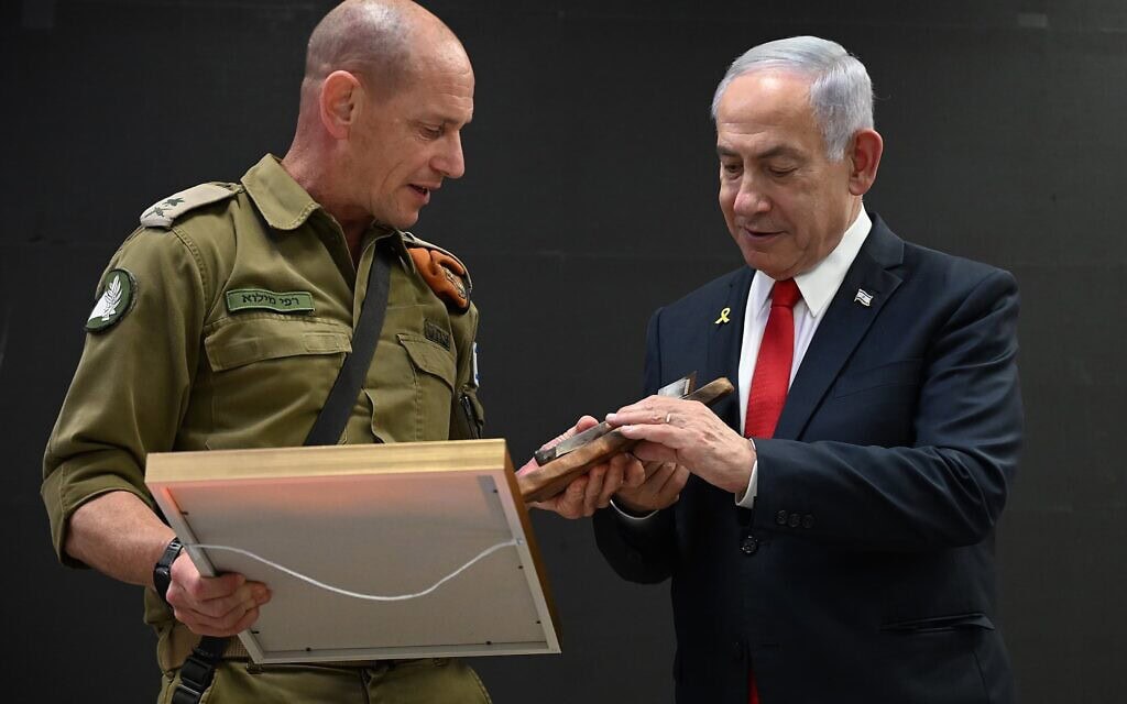 ראש הממשלה בנימין נתניהו לצד מפקד פיקוד העורף, אלוף רפי מילוא, בביקור בבסיס פיקוד העורף. 2 ביולי 2025 (צילום: חיים צח/ לע״מ) ראש הממשלה בנימין נתניהו לצד מפקד פיקוד העורף, אלוף רפי מילוא, בביקור בבסיס פיקוד העורף. 2 ביולי 2025 (צילום: חיים צח/ לע״מ)