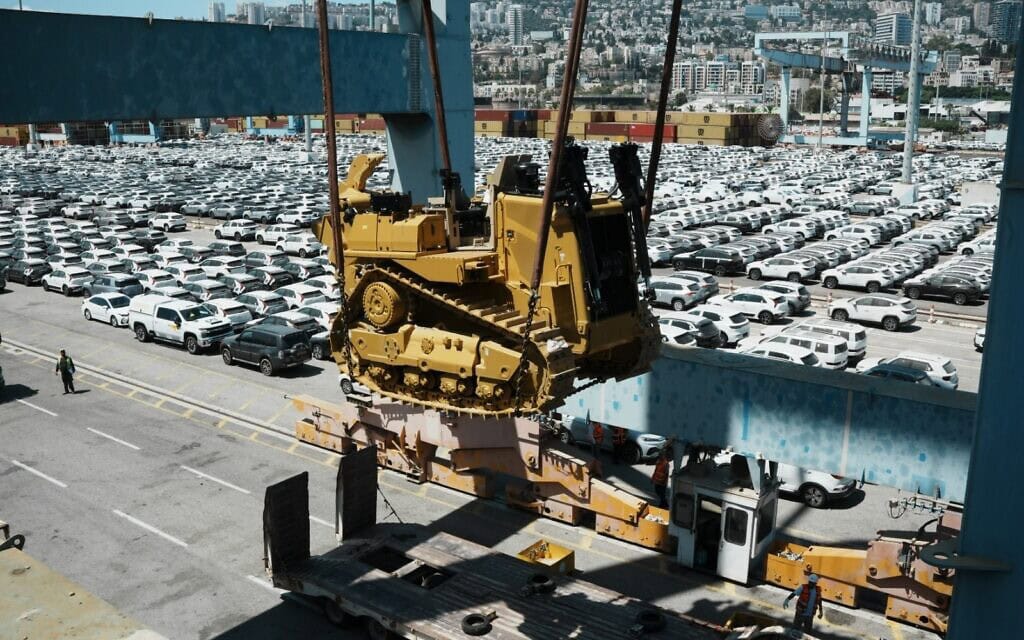 דחפור D9, שנשלח מארצות הברית לישראל, בנמל חיפה, 9 ביולי 2025 (צילום: משרד הביטחון) דחפור D9, שנשלח מארצות הברית לישראל, בנמל חיפה, 9 ביולי 2025 (צילום: משרד הביטחון)
