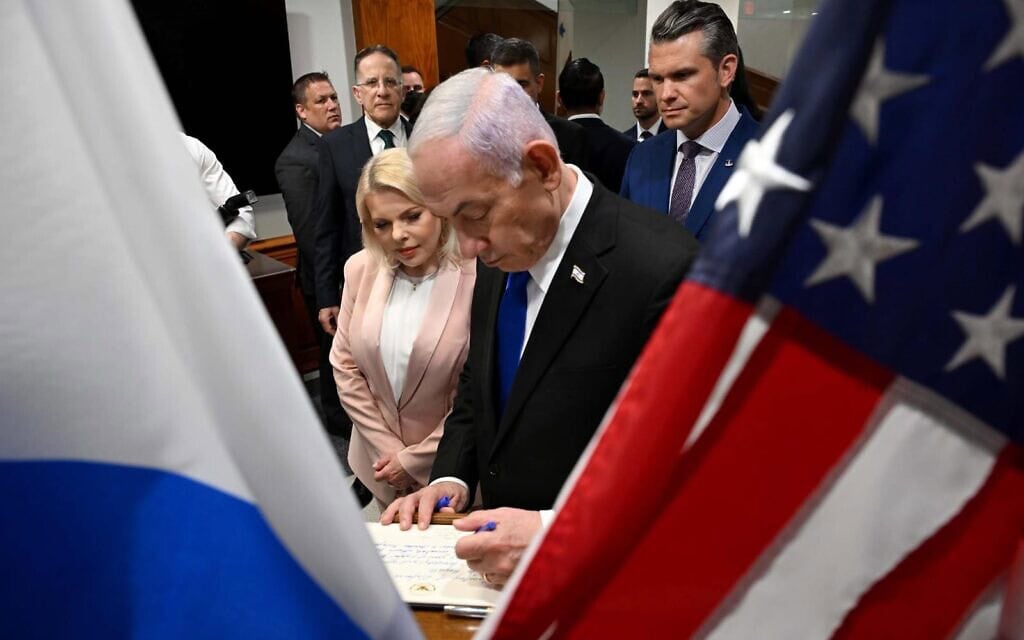 ראש הממשלה בנימין נתניהו ורעייתו שרה בביקור בפנטגון. 9 ביולי 2025 ראש הממשלה בנימין נתניהו ורעייתו שרה בביקור בפנטגון. 9 ביולי 2025