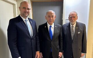 שגריר ארה״ב בישראל מייק האקבי, ראש הממשלה בנימין נתניהו ויו"ר הכנסת אמיר אוחנה בבית המשפט המחוזי בתל אביב , 16 ביולי 2025 (צילום: באדיבות הדובר של אוחנה) שגריר ארה״ב בישראל מייק האקבי, ראש הממשלה בנימין נתניהו ויו"ר הכנסת אמיר אוחנה בבית המשפט המחוזי בתל אביב , 16 ביולי 2025 (צילום: באדיבות הדובר של אוחנה)